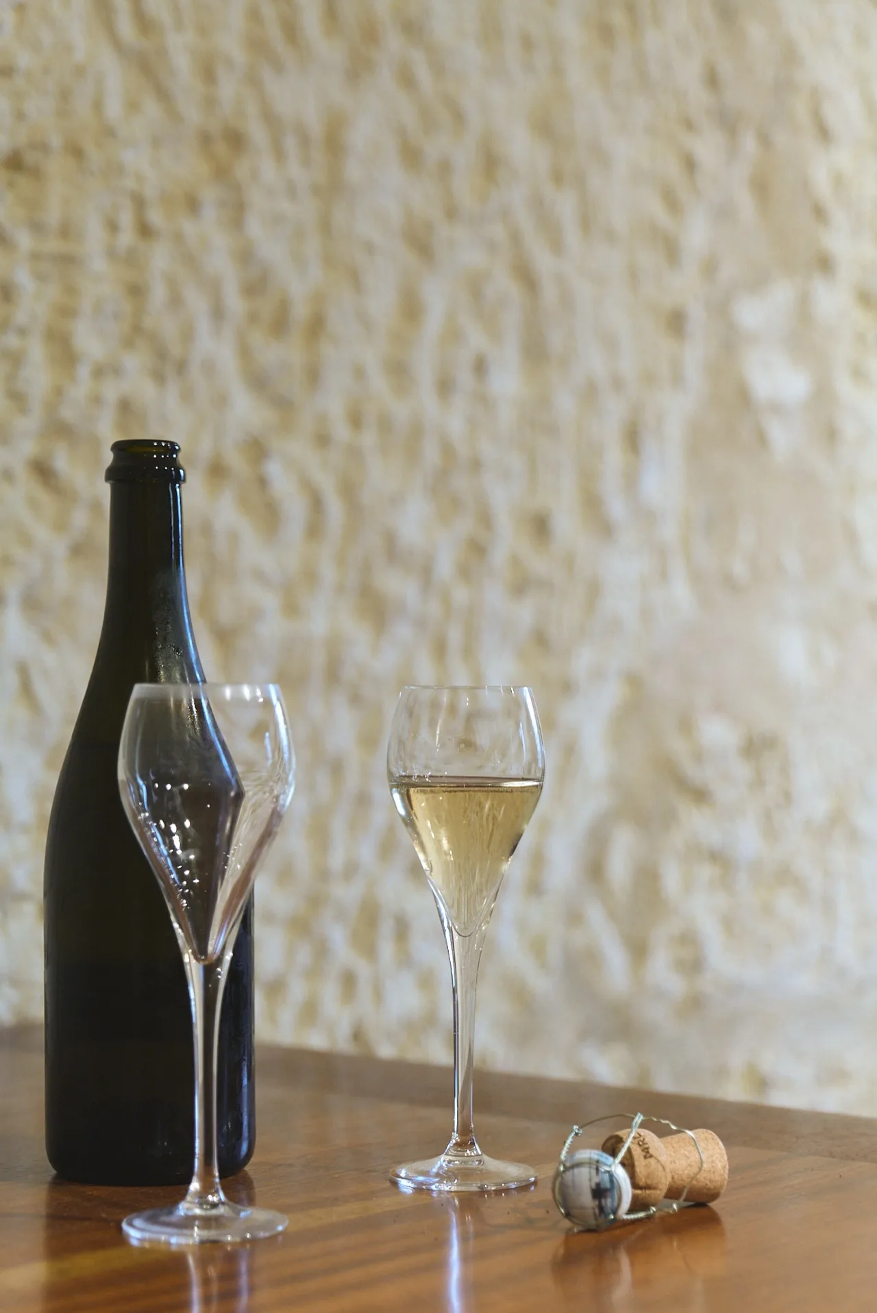 Flûte de vin effervescent et bouteille SVPé, fond de mur tuffeau