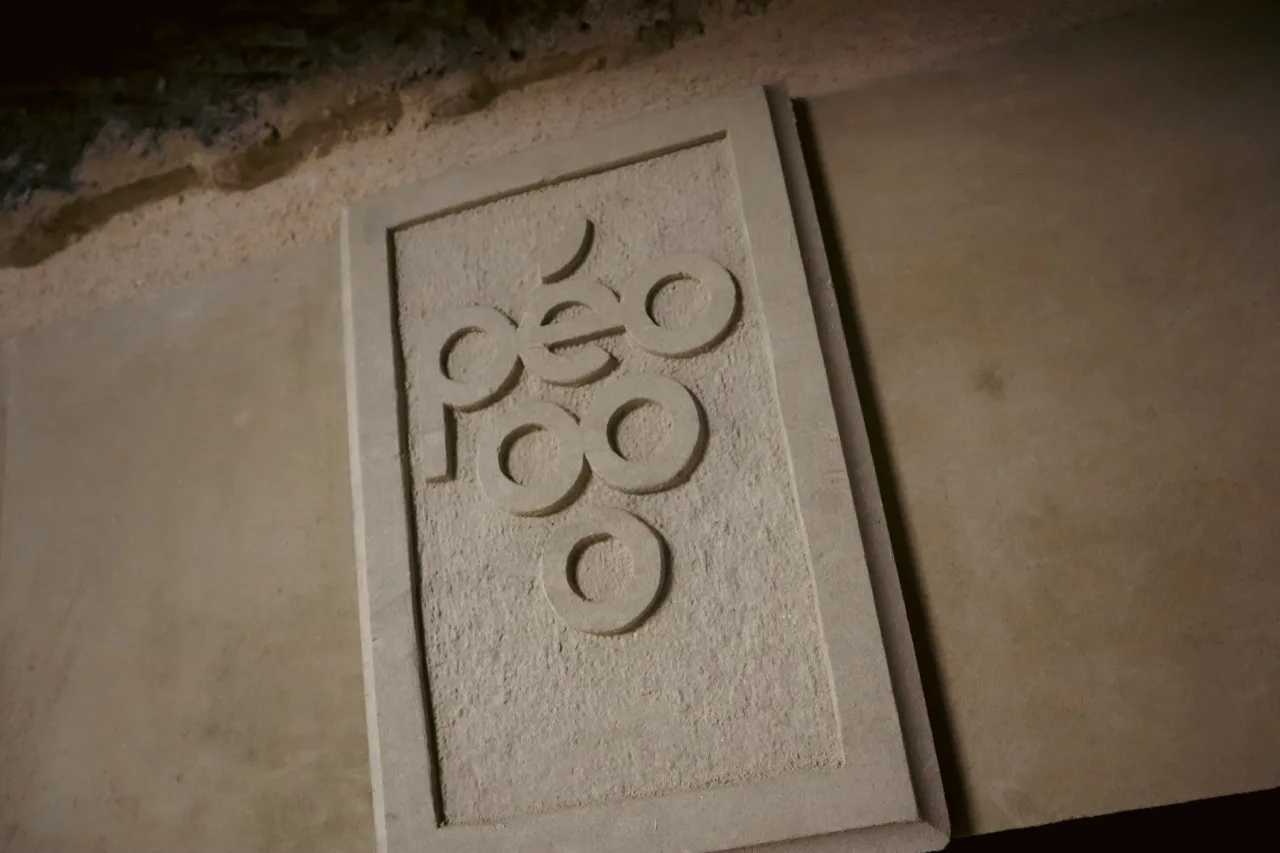 Logo SVPé gravé dans la roche de tuffeau à l'entrée des caves troglodytiques