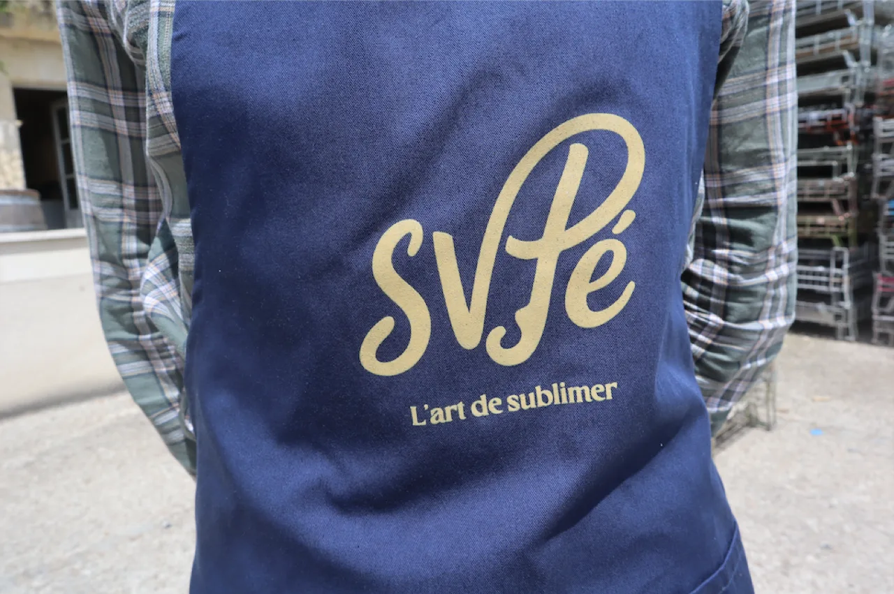 Collaborateur SVPé en tablier, identité de la maison