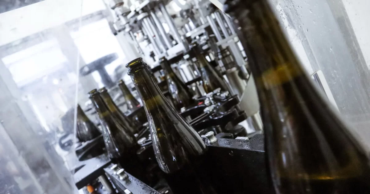 Faire élaborer son vin effervescent par un façonnier : avantages, étapes et budget